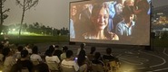 （欧日韩美女人被操鸡巴视频转载）成都秋夜“新耍法”：到公园看坝坝电影